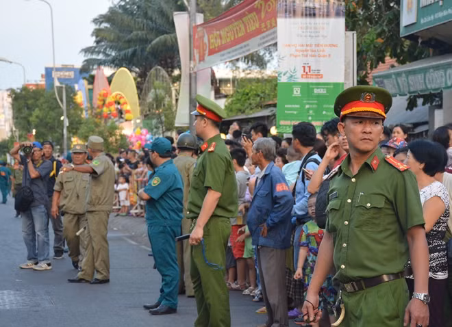 Hàng ngàn người đứng dọc 2 bên đường