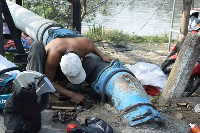 Công nhân đang khắc phục sự cố