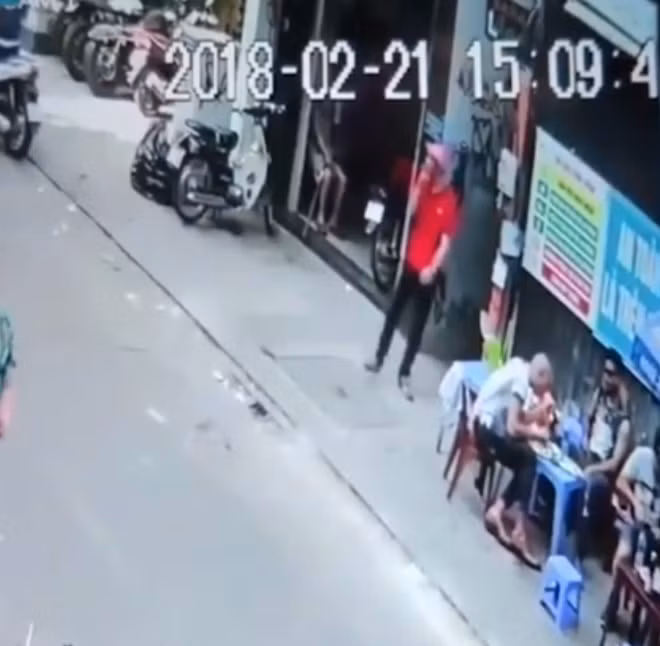 Hình ảnh đối tượng áp sát giật giỏ xách của ông Dương