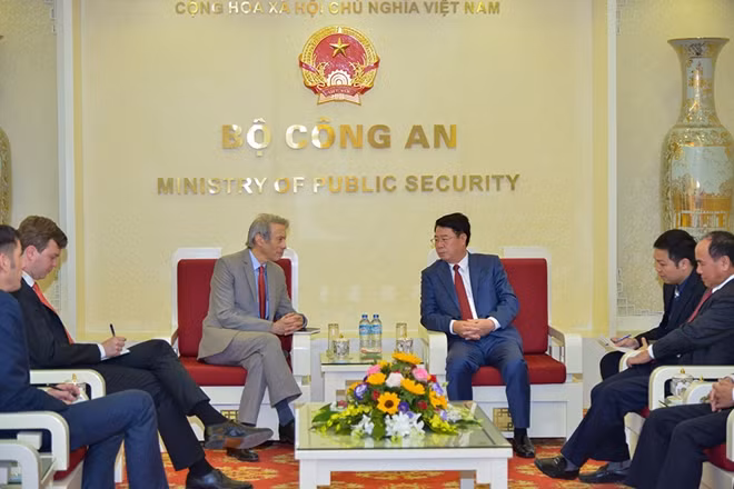 Thứ trưởng Bùi Văn Nam và ngài Tim Rieser tại buổi tiếp.