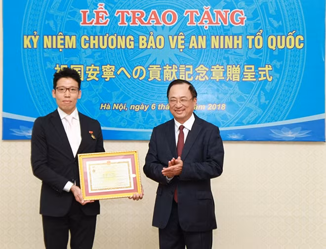 Thứ trưởng Nguyễn Văn Thành trao Kỷ niệm chương "Bảo vệ An ninh Tổ quốc" tặng ngài Hatano Toru.