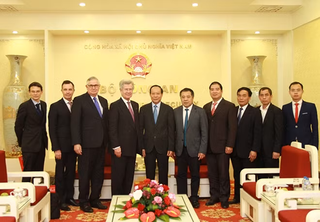 Thứ trưởng Lê Quý Vương, ngài Jean-David Levitte và các đại biểu.