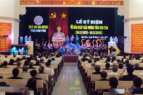 Quang cảnh Lễ kỷ niệm 40 năm Ngày giải phóng tỉnh Kon Tum.
