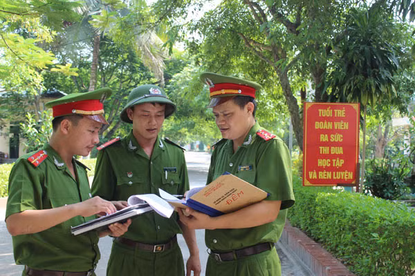 Đại uý Nguyễn Văn Du (ngoài cùng bên phải) cùng đồng đội trao đổi thông tin trước giờ tuần tra.