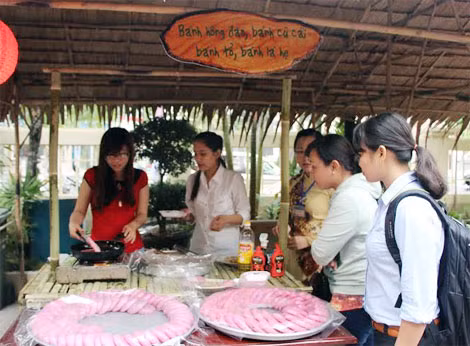 Một gian hàng với nhiều loại bánh dân gian truyền thống.