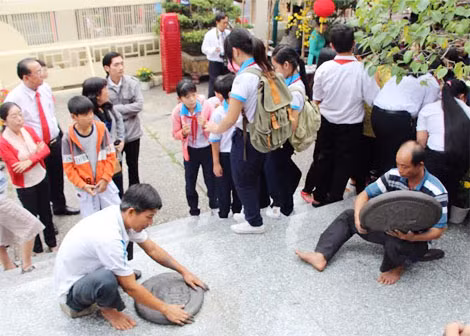 Đông đảo các em học sinh vây quanh trò chơi pháo đất.