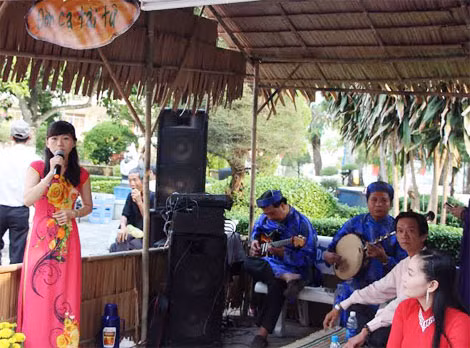 Điệu “Đờn ca tài tử” ấm lòng khách tham quan.