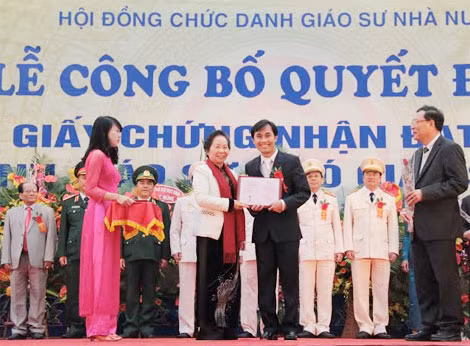 Phó Chủ tịch nước Nguyễn Thị Doan và Bộ trưởng Bộ GD&ĐT Phạm Vũ Luận trao Giấy chứng nhận đạt tiêu chuẩn chức danh Giáo sư năm 2014 cho nhà giáo Phan Thanh Sơn Nam, GS trẻ nhất được công nhận trong đợt này. Phó Chủ tịch nước Nguyễn Thị Doan và Bộ trưởng Bộ GD&ĐT Phạm Vũ Luận trao Giấy chứng nhận đạt tiêu chuẩn chức danh Giáo sư năm 2014 cho nhà giáo Phan Thanh Sơn Nam, GS trẻ nhất được công nhận trong đợt này.