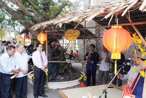 Lãnh đạo TP Cần Thơ thưởng thức một điệu “Hát sắc bùa, hát chúc Tết” Phú Lễ (Bến Tre).