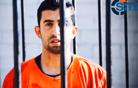 Phi công Mouath al Kasaesbeh trong video được IS tung ra hôm qua, trước khi bị thiêu sống. Ảnh: SITE