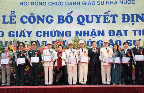 Phó Chủ tịch nước Nguyễn Thị Doan và Bộ trưởng Bộ GD&ĐT Phạm Vũ Luận trao Giấy chứng nhận đạt tiêu chuẩn chức danh Giáo sư năm 2014 cho 4 tân GS của lực lượng CAND. Phó Chủ tịch nước Nguyễn Thị Doan và Bộ trưởng Bộ GD&ĐT Phạm Vũ Luận trao Giấy chứng nhận đạt tiêu chuẩn chức danh Giáo sư năm 2014 cho 4 tân GS của lực lượng CAND.