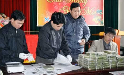 Lực lượng đấu tranh phòng chống ma túy Việt Nam phá chuyên án, thu giữ 60 bánh heroin.