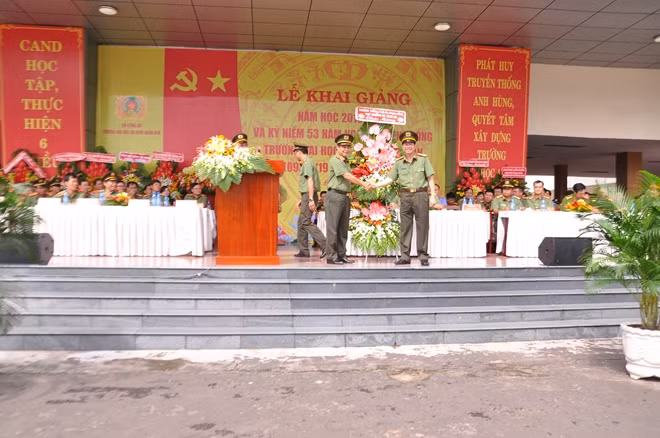 Thay mặt cho thầy, trò nhà trường, Đại tá-Hiệu trưởng trường Đại học ANND Đặng Văn Đoài đón nhận lẵng hoa tươi thắm từ Thứ trưởng trao tặng.