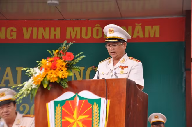 Thiếu tướng, Hiệu trưởng Nhà trường Vũ Đức Khiển đọc diễn văn khai mạc buổi lễ.