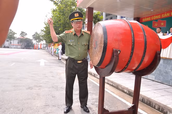 Thứ trưởng Nguyễn Văn Thành thực hiện nghi lễ đánh trống khai giảng năm học mới.