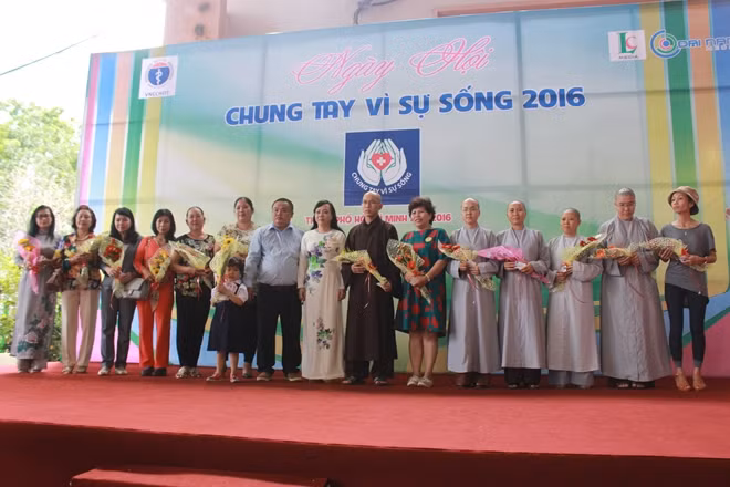 Bộ trưởng Bộ Y tế đã biểu dương, tặng hoa cho các cá nhân, thân nhân đã có người hiến tạng