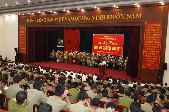 Buổi lễ kỉ niệm diễn ra long trọng.