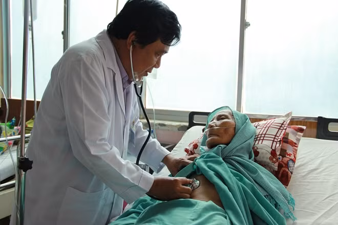 Bệnh nhân được các bác sĩ thăm khám lại vào ngày 9-11.