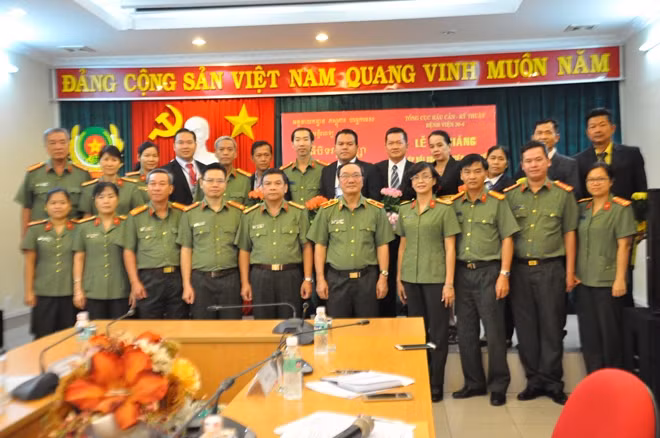 Ban Giám đốc Bệnh viện 30-4 chụp hình lưu niệm với các học viên trong đoàn công tác Bộ Nội vụ-Campuchia.