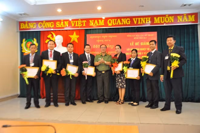 Thiếu tướng Tống Mạnh Chinh chúc mừng và trao chứng nhận khoá bồi dưỡng cho các học viên.
