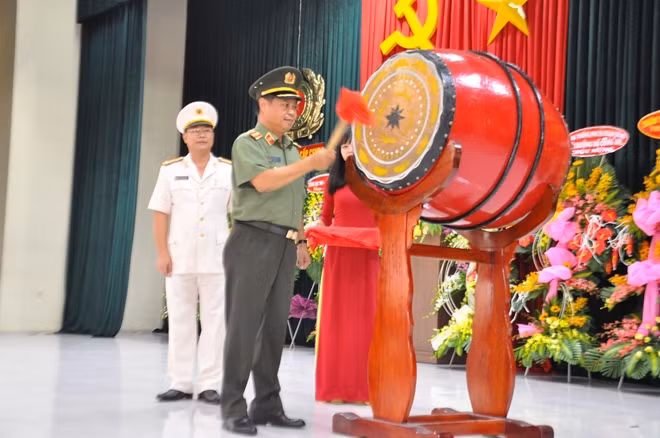 Thứ trưởng Phạm Dũng đánh trống khai trường tại buổi lễ.