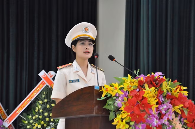 Trung uý Lê Thị Kim Anh - Giáo viên khoa nghiệp vụ 2 của Nhà trường thay mặt cho đội ngũ giáo viên Nhà trường lên phát biểu cảm tưởng, xúc động.