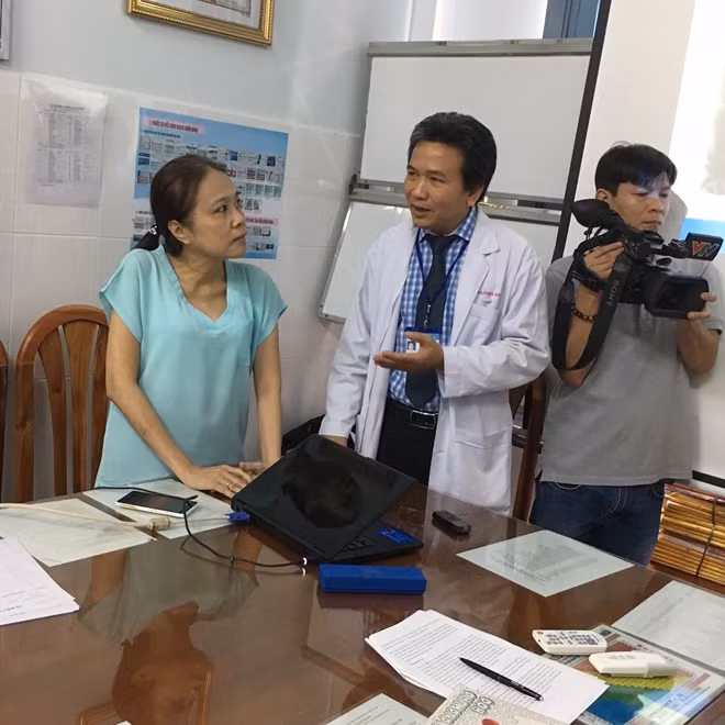 Chị H.N.T (đã tự đứng lên được bình thường) tại buổi trao đổi giữa báo chí TPHCM với các bác sĩ khoa Nội -cơ-Xương khớp Chợ Rẫy ngày 29-12