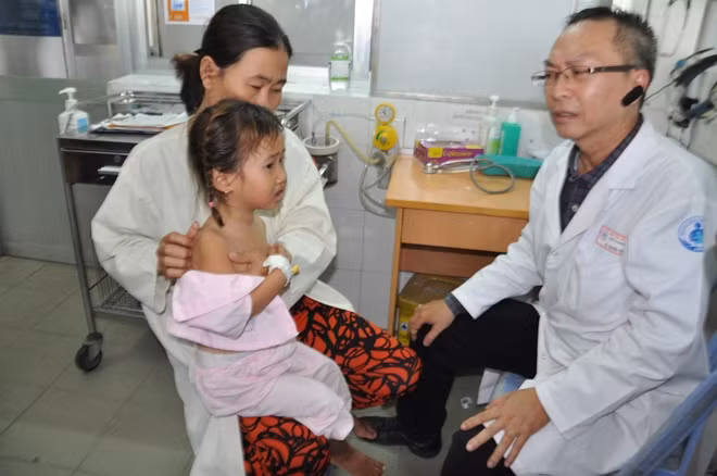Tay chân miệng, sốt xuất huyết đã vào đỉnh dịch, phụ huynh cần quan tâm theo dõi sát sức khoẻ của con hàng ngày.