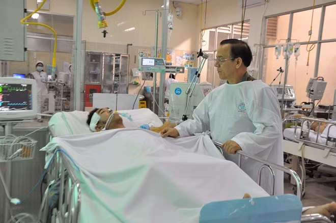 Đại tá Nguyễn Thanh Hải-Trưởng CQĐD báo CAND tại TP Hồ Chí Minh thăm cán bộ Lê Quang Vũ tại bệnh viện Chợ Rẫy.