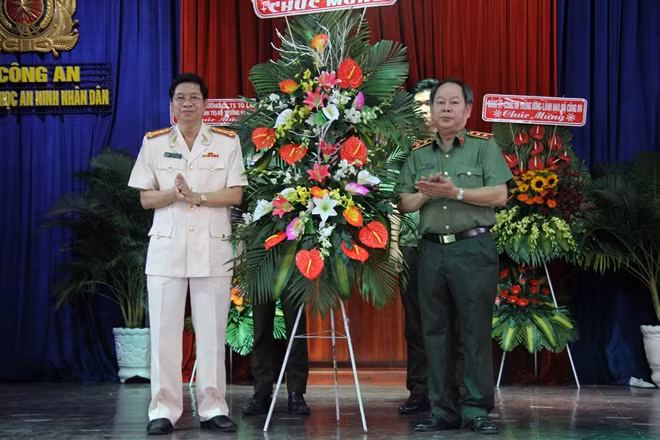 Đại tá PGS-TS Đặng Văn Đoài-Hiệu trưởng Nhà trường nhận Lẵng hoa chúc mừng do Trung tướng Nguyễn Thanh Nam trao tặng.
