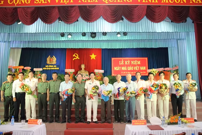 Tập thể lãnh đạo nhà trường chụp hình lưu niệm cùng lãnh đạo Tổng Cục Chính trị CAND và các đại biểu.