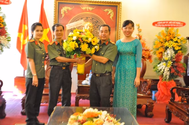 Lẵng hoa tươi thắm của Báo CAND chúc mừng thầy trò trường Đại học An ninh Nhân dân.