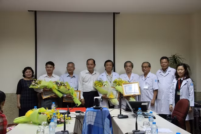 Lãnh đạo sở Y tế TP Hồ Chí Minh khen tặng tập thể các bác sĩ 2 bệnh viện cứu sống cháu bé.