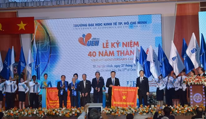 Bộ trưởng Phùng Xuân Nhạ đại diện Chính phủ lên trao tặng Cờ thi đua của Thủ tướng cho tập thể Trường Đại học Kinh tế TP Hồ Chí Minh