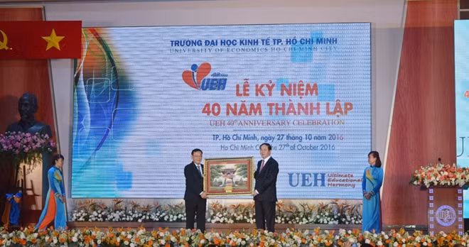 Chủ tịch nước Trần Đại Quang tặng quà chúc mừng thầy trò Trường Đại học Kinh tế TP Hồ Chí Minh.