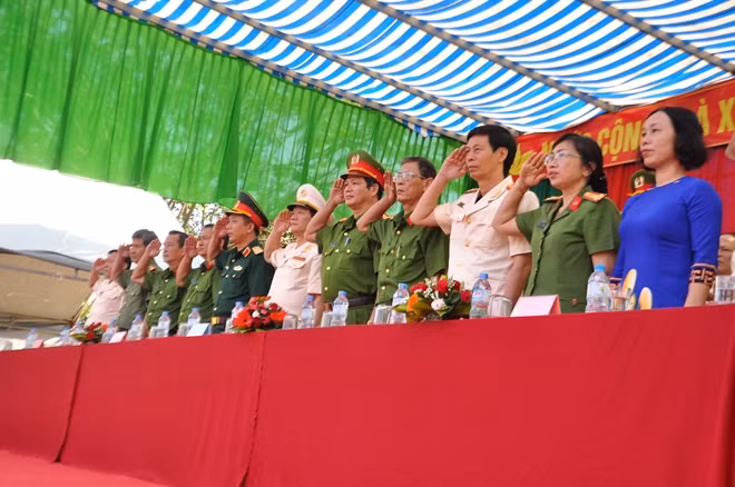 Các đại biểu trong nghi lễ chào cờ.