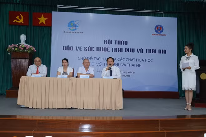 Các Chuyên gia Y tế chia sẻ thông tin tại hội thảo.
