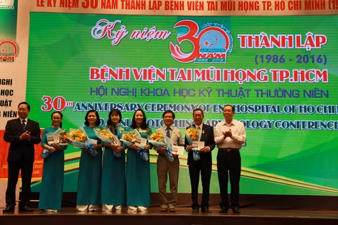 Các cá nhân được nhận huy hiệu và Bằng khen của UBND TPHCM trong thành tích chăm sóc sức khoẻ nhân dân.