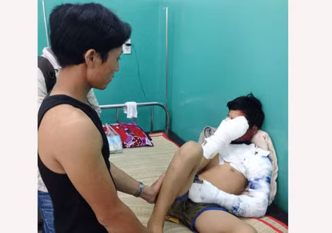 Hai cha con anh Công tại bệnh viện.