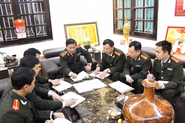 Thiếu tướng Nguyễn Đình Thuận, Cục trưởng Cục ANKT Tổng hợp và các cán bộ đơn vị trước giờ phá án.