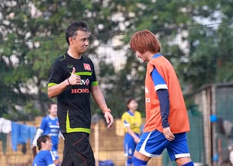 Ông Takashi (trái) và mối lương duyên ngắn ngủi cùng bóng đá nữ Việt Nam. Ảnh H.M.