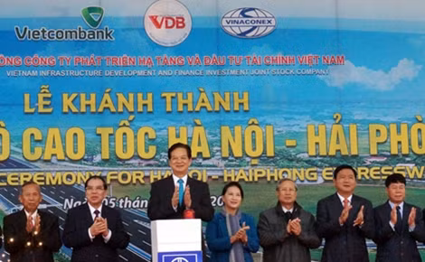 Thủ tướng Nguyễn Tấn Dũng đã bấm nút đưa tuyến đường vào sử dụng.