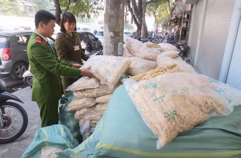Gần 2 tấn củ cải khô không rõ nguồn gốc bị Công an quận Hoàn Kiếm phối hợp với Đội QLTT số 2 thu giữ.