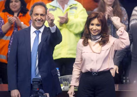 Lợi thế của ông Daniel Scioli là luôn nhận được sự ủng hộ mạnh mẽ từ đương kim Tổng thống Cristina Kirchner. Ảnh: Reuters.
