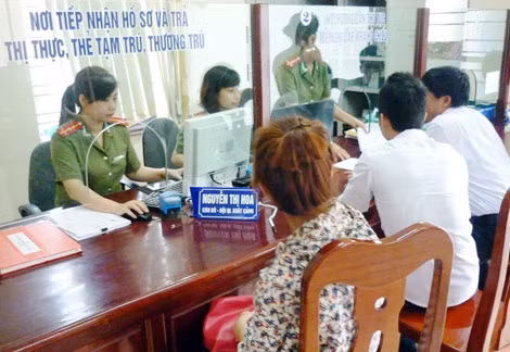 Cán bộ Phòng Quản lý xuất nhập cảnh tận tình phục vụ nhân dân.