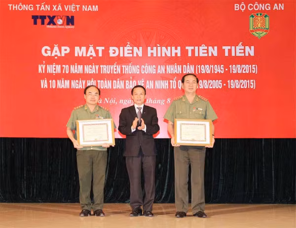Lãnh đạo TTXVN trao tặng Kỷ niệm chương Vì sự nghiệp thông tấn cho các đồng chí lãnh đạo Bộ Công an. Lãnh đạo TTXVN trao tặng Kỷ niệm chương Vì sự nghiệp thông tấn cho các đồng chí lãnh đạo Bộ Công an.