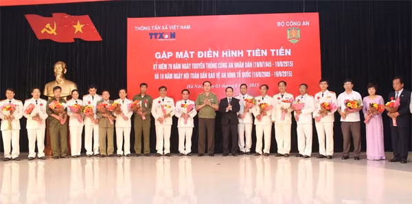 Bộ trưởng Trần Đại Quang tặng hoa chúc mừng các điển hình tiên tiến tại buổi giao lưu. Bộ trưởng Trần Đại Quang tặng hoa chúc mừng các điển hình tiên tiến tại buổi giao lưu.