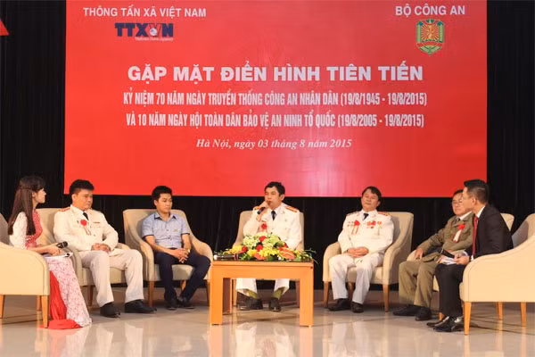 Các điển hình tiên tiến tham gia giao lưu. Các điển hình tiên tiến tham gia giao lưu.