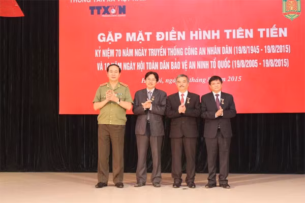 Bộ trưởng Trần Đại Quang trao tặng Kỷ niệm chương Bảo vệ ANTQ các cá nhân thuộc TTXVN. Bộ trưởng Trần Đại Quang trao tặng Kỷ niệm chương Bảo vệ ANTQ các cá nhân thuộc TTXVN.