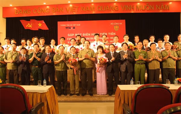 Bộ trưởng Trần Đại Quang cùng các đại biểu, các điển hình tiên tiến tại buổi giao lưu. Bộ trưởng Trần Đại Quang cùng các đại biểu, các điển hình tiên tiến tại buổi giao lưu.